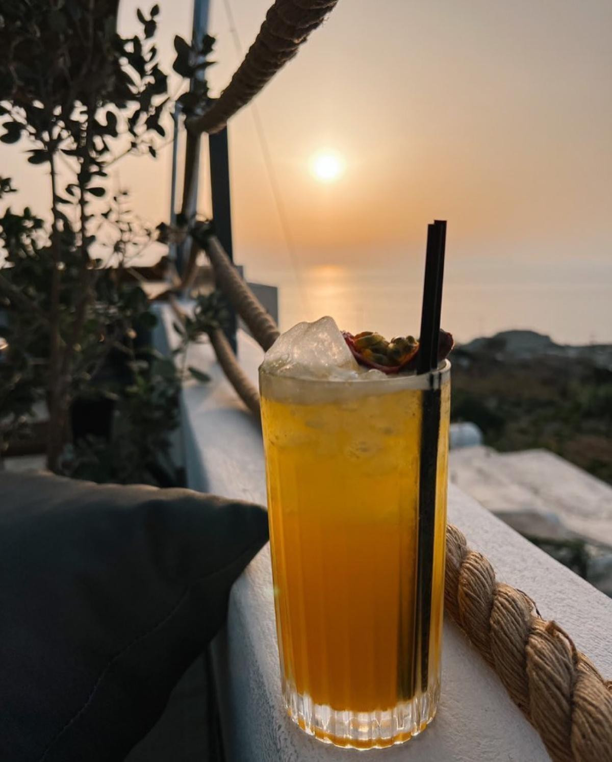 31963-tephra-cocktail-bar-oia-santorini